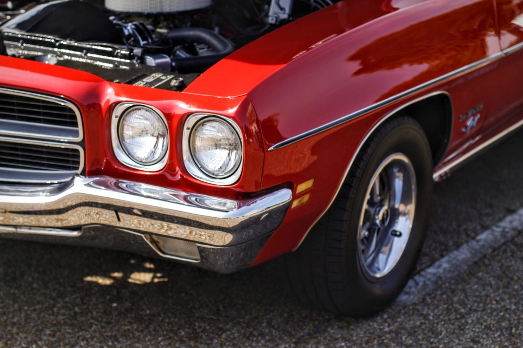 A picture of a car's front headlight