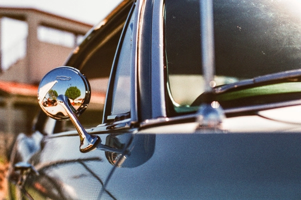 A picture of a car's mirror