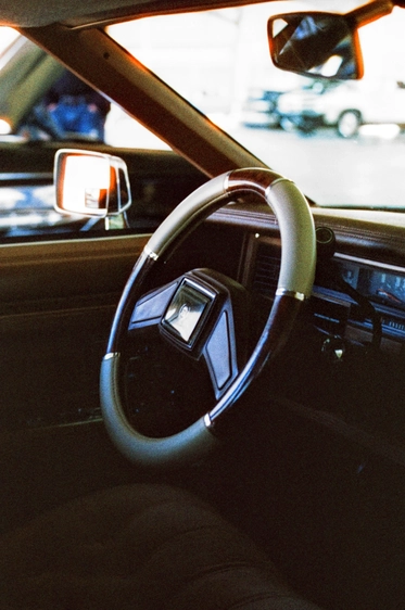 A picture of a steering wheel